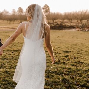 Beautiful wedding veil! EXCELLENT condition
